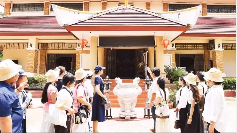 Turistas recorren la Zona de Reliquias dedicada al Presidente Ho Chi Minh en la provincia tailandesa de Udon Thani.