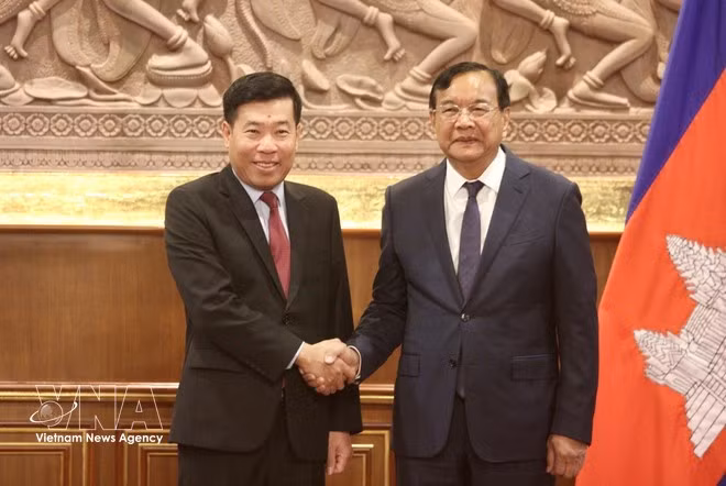 El vicepremier y ministro de Relaciones Exteriores y Cooperación Internacional, Prak Sokhonn, recibe al viceministro vietnamita de Relaciones Exteriores Nguyen Manh Cuong (izquierda). (Foto: VNA)