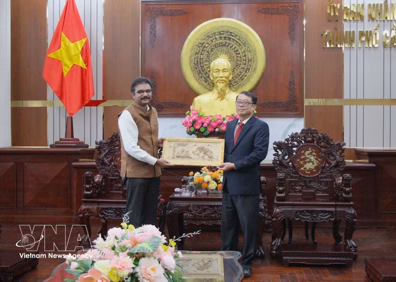 Nguyen Van Khoi (derecha), vicepresidente del Comité Popular de la ciudad de Can Tho, recibe a Vipra Pandey, cónsul general de la India en Ciudad Ho Chi Minh. (Foto: VNA)