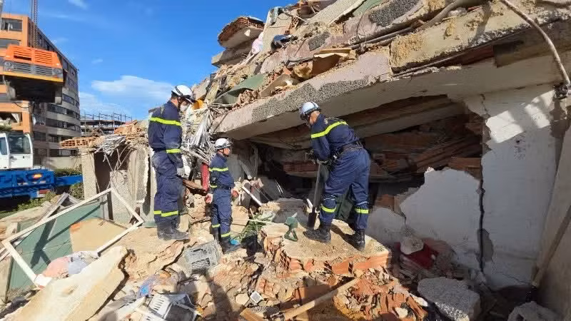 Un edificio de apartamentos con inminente riesgo de colapso secundario.