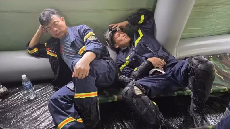 Oficiales toman una pausa tras horas de peinar las zonas afectadas.