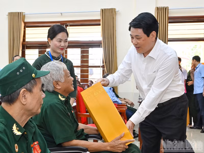 El presidente de Vietnam, Luong Cuong, entrega obsequios a excombatientes en el Centro de Rehabilitación para Veteranos de Guerra de Duy Tien. (Foto: Nhan Dan)