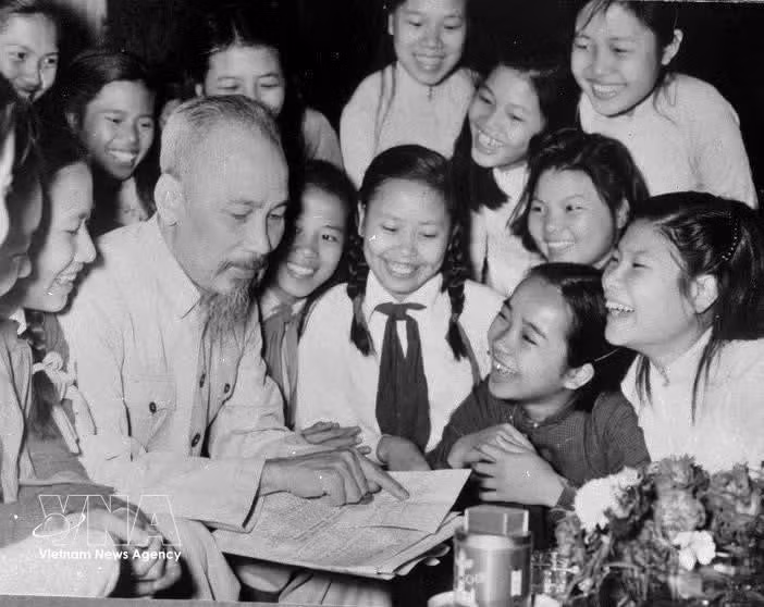 En mayo de 1956, estudiantes de la escuela secundaria de Trung Vuong en Hanói acudieron a felicitarlo en su cumpleaños.