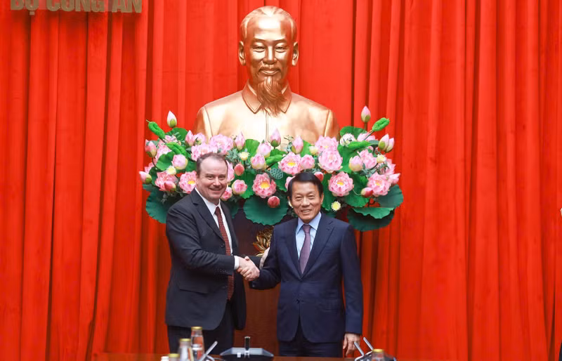 El ministro de Seguridad Pública de Vietnam, general Luong Tam Quang (derecha), recibe al representante comercial adjunto de Estados Unidos, Rick Switzer. (Foto: bocongan.gov.vn)