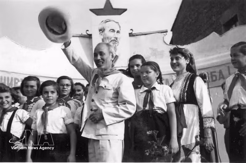 El Presidente Ho Chi Minh siempre sostuvo que la unidad dentro del movimiento comunista y del proletariado internacional, así como la solidaridad entre los países socialistas hermanos, constituye la base fundamental y el factor más importante y decisivo para el triunfo del socialismo en el mundo. En la foto, el Presidente Ho Chi Minh en la visita a Bulgaria en agosto de 1957.