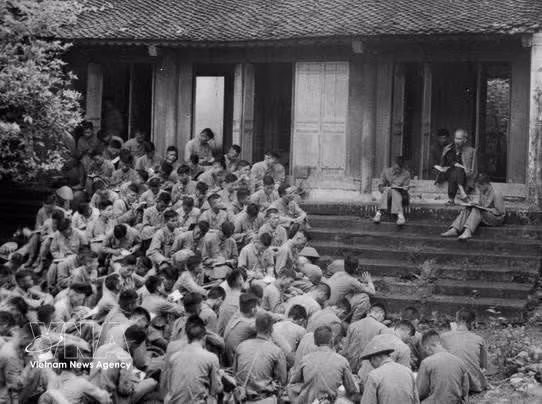 El 19 de septiembre de 1954, en el patio del Templo Gieng, situado en el monte de Nghia Linh, comuna de Hy Cuong, distrito de Lam Thao, provincia de Phu Tho, el Presidente Ho Chi Minh se dirigió a los soldados del Ejército de Vanguardia antes de que su unidad avanzara para liberar la capital, pronunciando unas palabras memorables: “Los Reyes Hung tuvieron el mérito de fundar la nación; nosotros, juntos, debemos conservarla”.