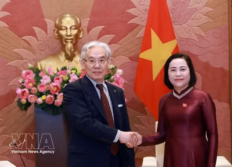 La vicepresidenta de la Asamblea Nacional de Vietnam Nguyen Thi Thanh recibe a Higashiue Shinichi, presidente del Grupo Médico Tokushukai de Japón. (Foto: VNA)
