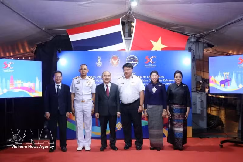Delegados de las autoridades de Ciudad Ho Chi Minh acompañan al contralmirante Thaveesak Thongnam y a la embajadora de Tailandia en Vietnam, Urawadee Sriphiromya, en la ceremonia conmemorativa. (Foto: VNA)