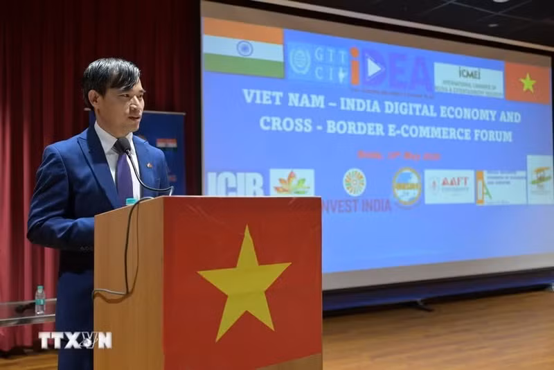 El consejero comercial de Vietnam en la India, Bui Trung Thuong, habla en el evento. (Foto: VNA)
