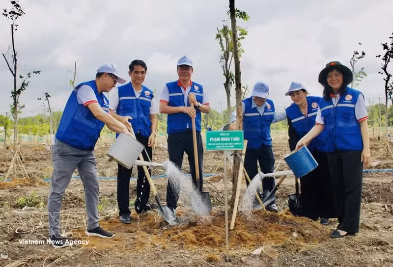 Delegados y residentes locales participan en la plantación de árboles en el Parque Cultural de Lang Le, comuna de Binh Loi. (Foto: VNA)