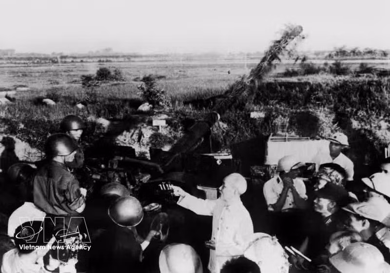 El Presidente Ho Chi Minh fue el fundador del Ejército Popular de Vietnam. Su atención y cariño hacia las fuerzas armadas fueron inmensos. En la foto, el Presidente Ho Chi Minh visita a unidades de defensa aérea que protegían Hanói en septiembre de 1966.