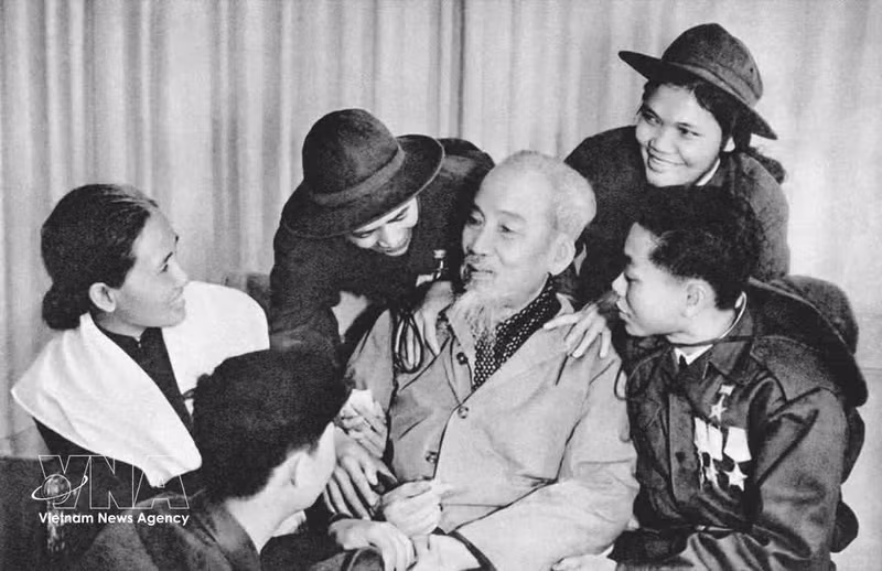 El Presidente Ho Chi Minh se reúne con héroes y valientes soldados del Sur que visitaban el Norte (28 de febrero de 1969).