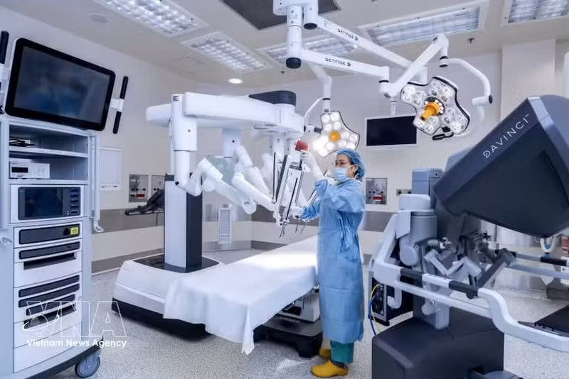 El Hospital FV, en Ciudad Ho Chi Minh, se equipa con el robot quirúrgico Da Vinci Xi, la generación de robótica para cirugía más avanzada del mundo. (Foto: VNA)