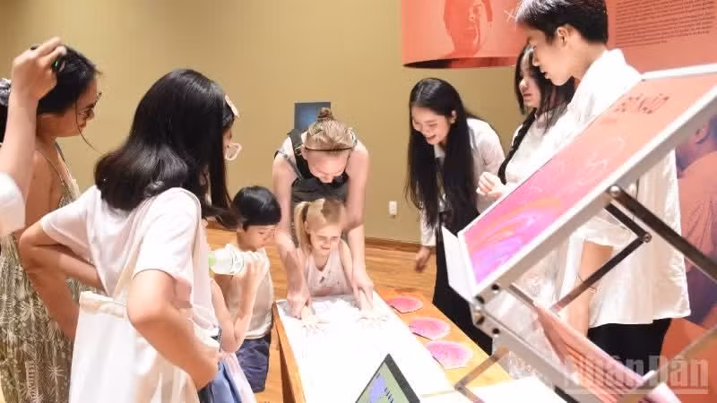 La exposición científica “Universo, Ser Humano, Inteligencia” (UMI) abre sus puertas en el Museo de la central ciudad vietnamita de Da Nang. (Foto: VNA)