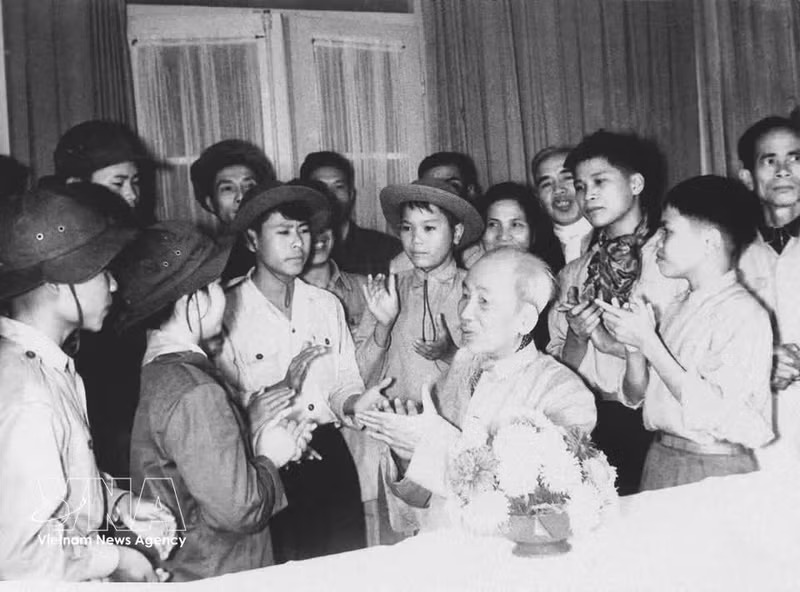 El Presidente Ho Chi Minh recibe a los jóvenes héroes del Sur que visitaban el Norte, en febrero de 1969.