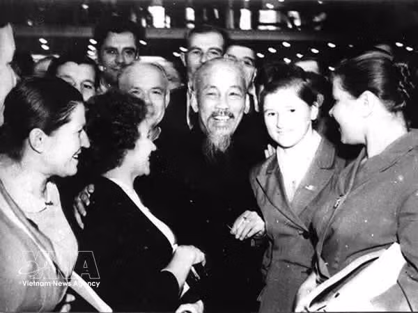 El Presidente Ho Chi Minh y los delegados soviéticos e internacionales participan en el XXII Congreso Nacional del Partido Comunista de la Unión Soviética en Moscú en octubre de 1961.