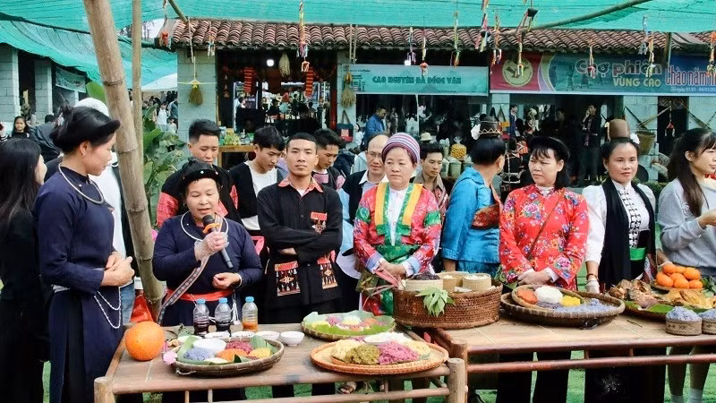 Una muestra gastronómica en la Aldea de Cultura y Turismo de las Nacionalidades de Vietnam. (Foto: Nhan Dan)