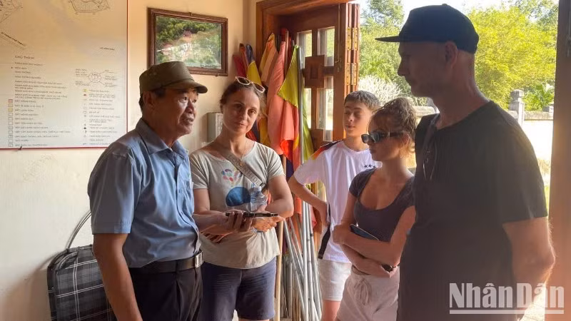 Turistas foráneos conocen la historia de los túneles de Ky Anh. (Foto de cortesía de colaboradores)