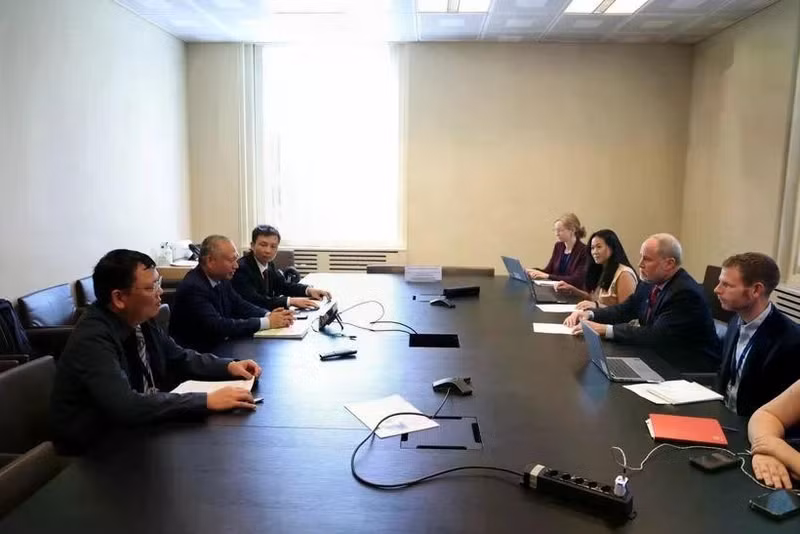 La delegación vietnamita sostiene una reunión con la parte estadounidense. (Fotografía: VNA)