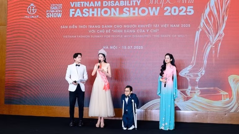 Los dos embajadores de Vietnam Disability Fashion Show 2025 se dirigen a la prensa. (Foto: Nhan Dan)