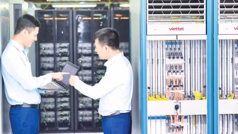 Un ingeniero del Centro para la Transformación Digital del Servicio de Ciencia y Tecnología de Khanh Hoa realiza tareas de mantenimiento de equipos. (Foto: VNA)