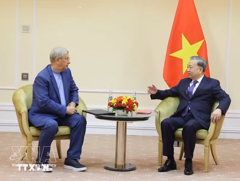 El secretario general del Partido Comunista de Vietnam, To Lam, recibe a Sergei Kudryashov, director general de la corporación petrolera rusa Zarubezhneft, en el marco de su visita oficial a Rusia en mayo de 2025. (Foto: VNA)