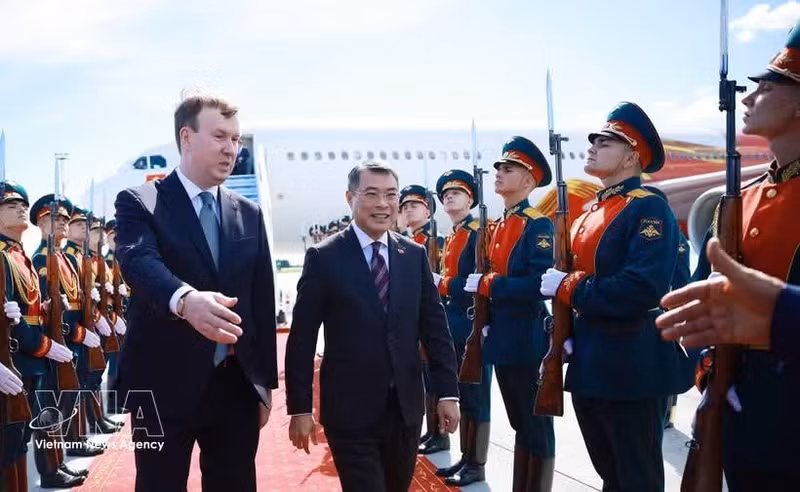 El primer ministro de Vietnam, Le Minh Hung, llega al Aeropuerto Internacional Gabdulla Tukay de Kazán, capital de la República de Tartaristán. (Foto: VNA)