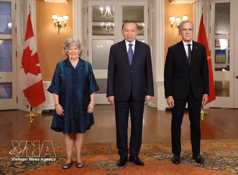 El secretario general del Partido Comunista y presidente de Vietnam, To Lam (centro), se reúne con la gobernadora general de Canadá, Louise Arbour, y el primer ministro canadiense, Mark Carney. (Foto: VNA)