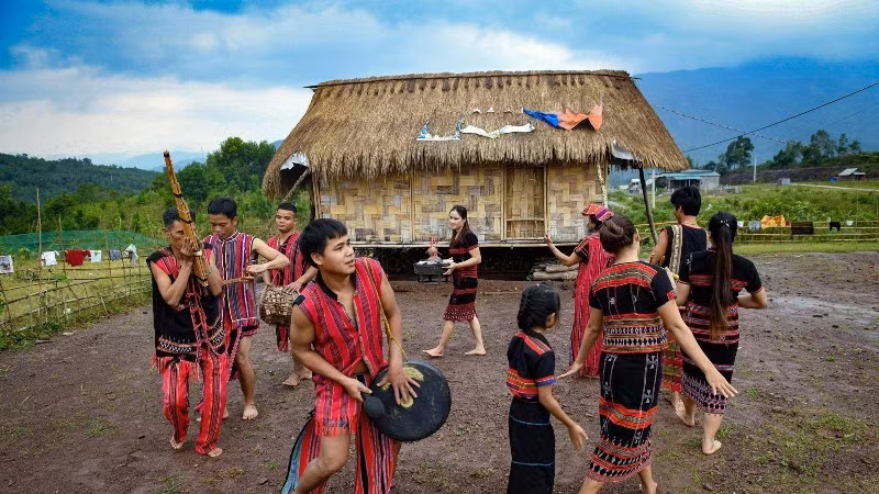 Una actividad cultural de la etnia Ta Oi. (Foto: Nhan Dan)