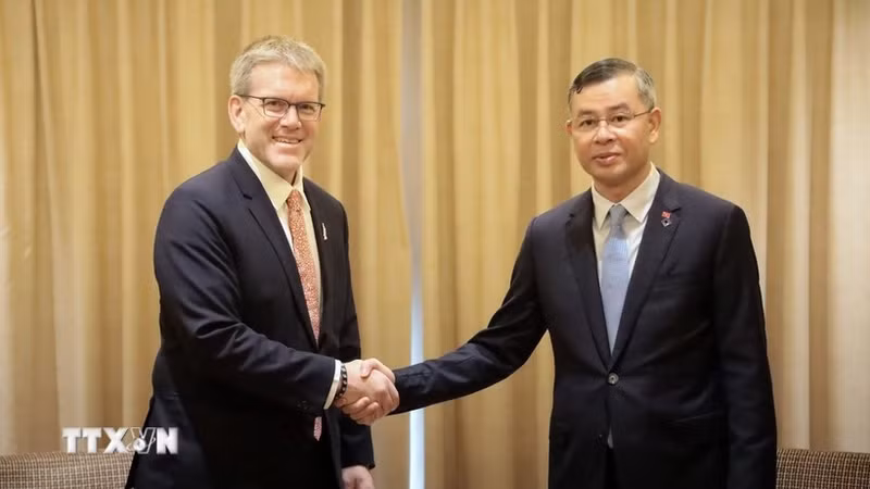 El ministro de Finanzas de Vietnam, Ngo Van Tuan (derecha), se reúne con Dean Thompson, director sénior de Relaciones Gubernamentales Globales de The Coca-Cola Company. (Foto: VNA)