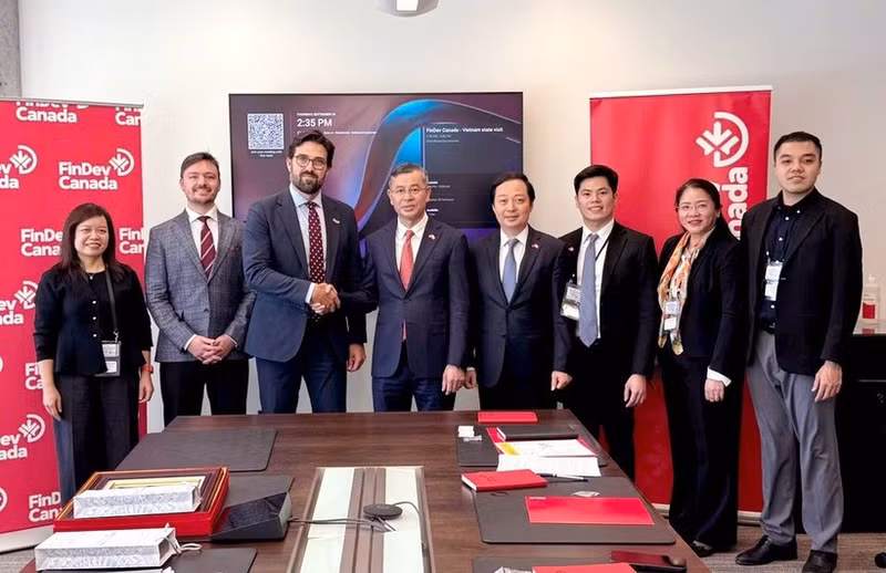 Funcionarios del Ministerio de Finanzas de Vietnam se reúnen con representantes del FinDev Canada. (Foto: Nhan Dan)