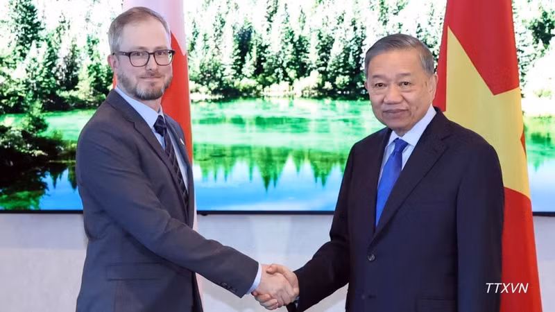 El secretario general del Partido Comunista de Vietnam y presidente de la República, To Lam (derecha), recibe al secretario general del Partido Comunista de Canadá, Drew Garvie. (Foto: VNA)