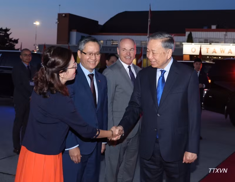 Ceremonia de despedida al secretario general del Partido Comunista y presidente de Vietnam, To Lam, en el Aeropuerto Internacional de McDonald-Cartier, Ottawa. (Foto: VNA)