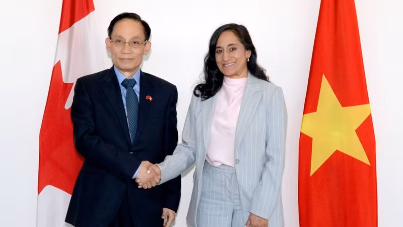 El ministro de Relaciones Exteriores de Vietnam, Le Hoai Trung, se reúne con su homóloga canadiense, Anita Anand. (Foto: Ministerio de Relaciones Exteriores de Vietnam)