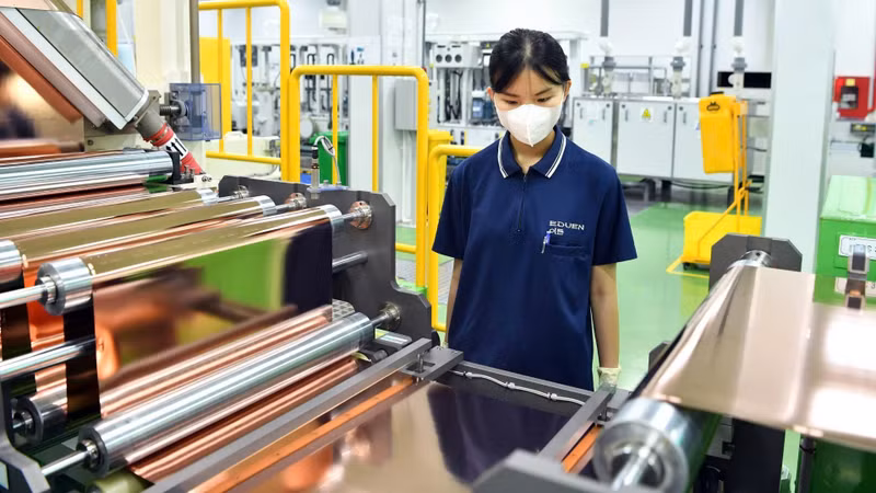 En una fábrica de la empresa de Doosan Electro-Materials, con inversiones surcoreanas, en la ciudad vietnamita de Hai Phong. (Foto: Nhan Dan)