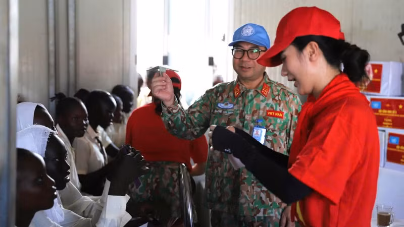 Oficiales vietnamitas adiestran a los alumnos en el plegado de papel artesanal. (Foto: Duc Uy)