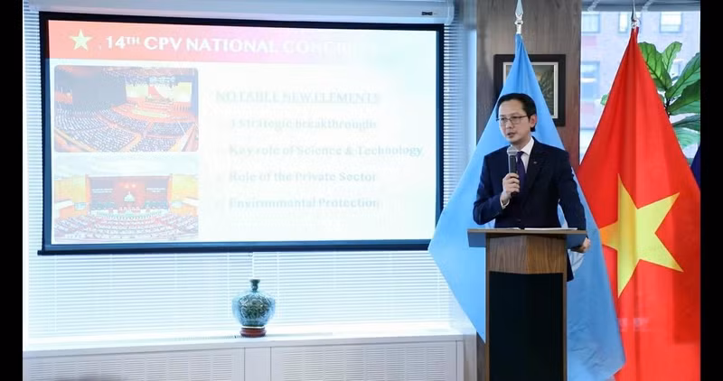 El jefe de la misión permanente de Vietnam ante la Organización de las Naciones Unidas, Do Hung Viet, habla en la reunión. (Foto: baoquocte.vn)