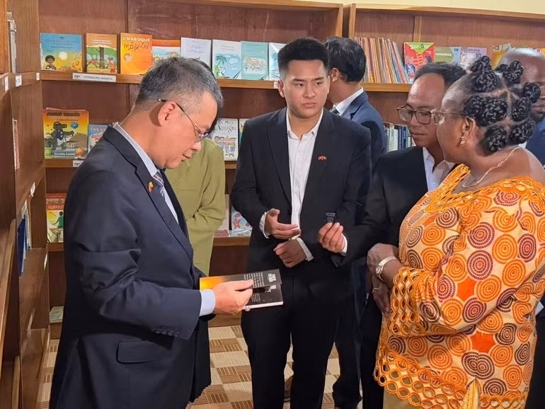El embajador de Vietnam en Portugal, Nguyen Manh Thang, visita una biblioteca comunitaria en la provincia de Bengo.