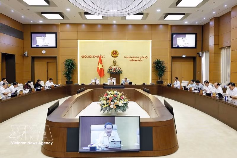 Una sesión de debate en la sexta reunión del Comité Permanente de la Asamblea Nacional de Vietnam. (Foto: VNA)