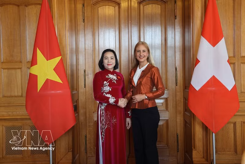 La subtitular de la Asamblea Nacional de Vietnam Nguyen Thi Thanh (izquierda) sostiene conversaciones con la primera vicepresidenta del Consejo Nacional de Suiza, Katja Christ. (Foto: VNA)