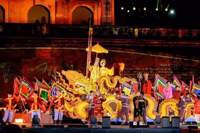 Programa artístico con marcados colores del patrimonio cultural en la Ciudadela Imperial de Thang Long, durante el Festival Thang Long-Hanói 2025. (Foto: Comité organizador)