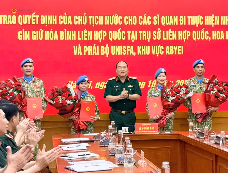 El coronel general Le Quang Dao presenta la Decisión del Presidente del Estado y la Decisión del Ministro de Defensa por las que se designa a oficiales del Ejército Popular de Vietnam a misiones de mantenimiento de la paz de las Naciones Unidas. (Foto: daibieunhandan.vn)
