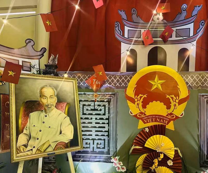 La imagen del Presidente Ho Chi Minh está colocada solemnemente en el espacio “Vietnam: el país y la gente”. (Fotografía: baoquocte.vn)