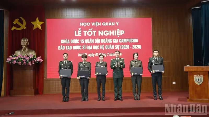 El coronel Nguyen Duy Bac, vicedirector de la Academia de Medicina Militar de Vietnam, entrega regalos a los graduados. (Foto: Nhan Dan)