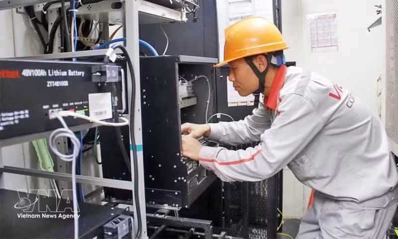 Técnicos de Viettel Bac Ninh revisan equipos en una estación 5G en la comuna de Tan Tien. (Foto: VNA)