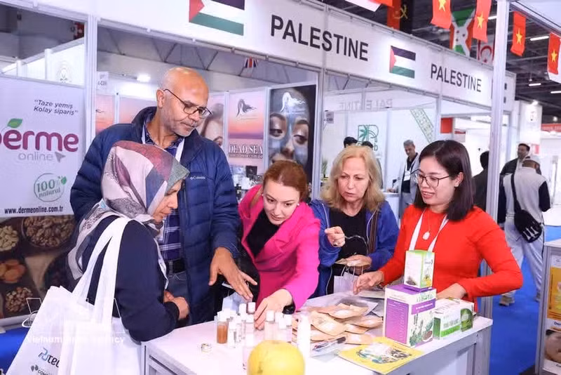Visitantes en el stand de la Cooperativa Hanoi Xanh en la Exposición Halal 2025. (Foto: VNA)