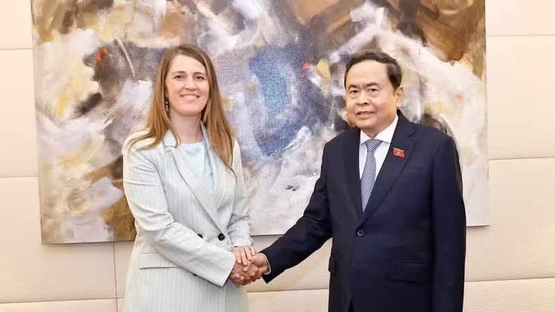 El presidente de la Asamblea Nacional de Vietnam, Tran Thanh Man, recibe a la titular del Grupo Parlamentario de Amistad Italia-Vietnam, Chiara Gribaudo. (Foto: VNA)