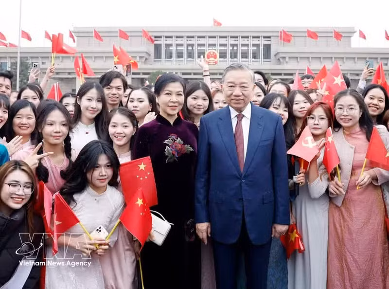 Representantes de la comunidad vietnamita en China dan la bienvenida al secretario general del Partido Comunista de Vietnam y presidente del Estado, To Lam, y su esposa en el Aeropuerto Internacional en Pekín-Capital. (Foto: VNA)
