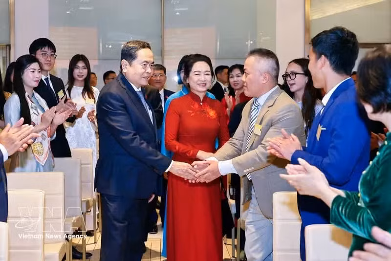 El presidente de la Asamblea Nacional de Vietnam, Tran Thanh Man, y su esposa visitan a coterráneos residentes en Italia. (Foto: VNA)
