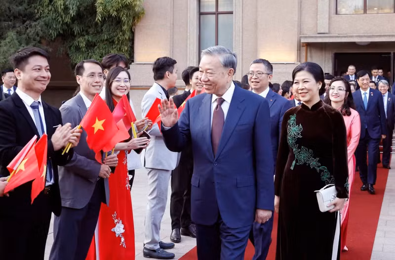 El secretario general del Partido Comunista de Vietnam y presidente del país, To Lam, y su cónyuge, se reúnen con empleados de la embajada y demás compatriotas en China. (Foto: VNA)